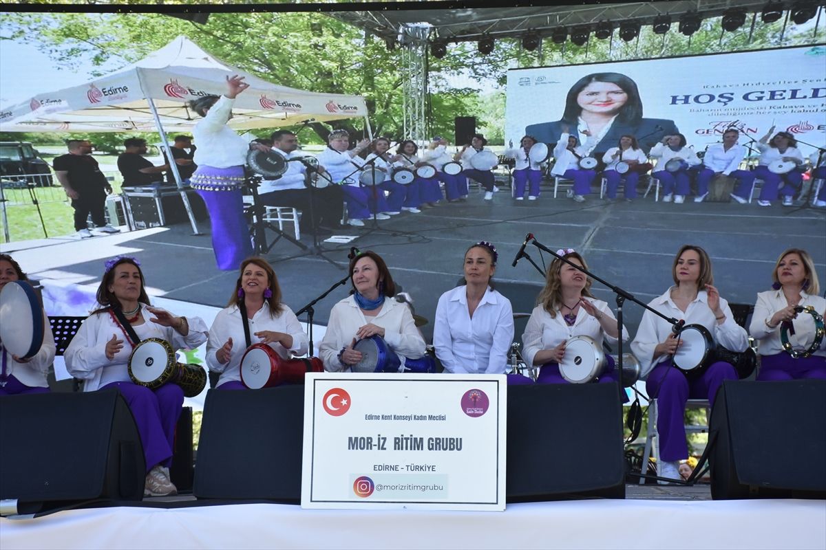 Kakava ve Hıdırellez Şenlikleri kutlamaları Sarayiçi'nde ritim ve dans gösterileriyle başladı