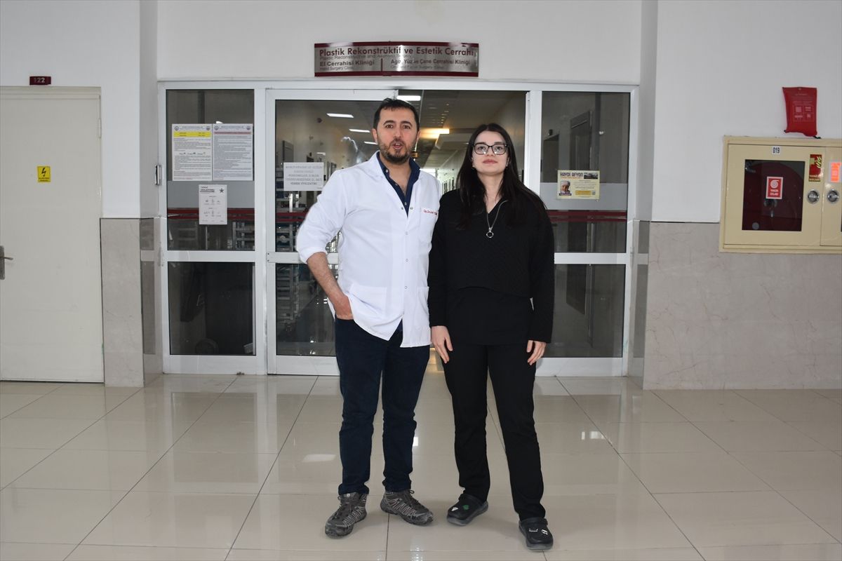 Kanseri atlatan kadına karın dokusundan meme yapıldı