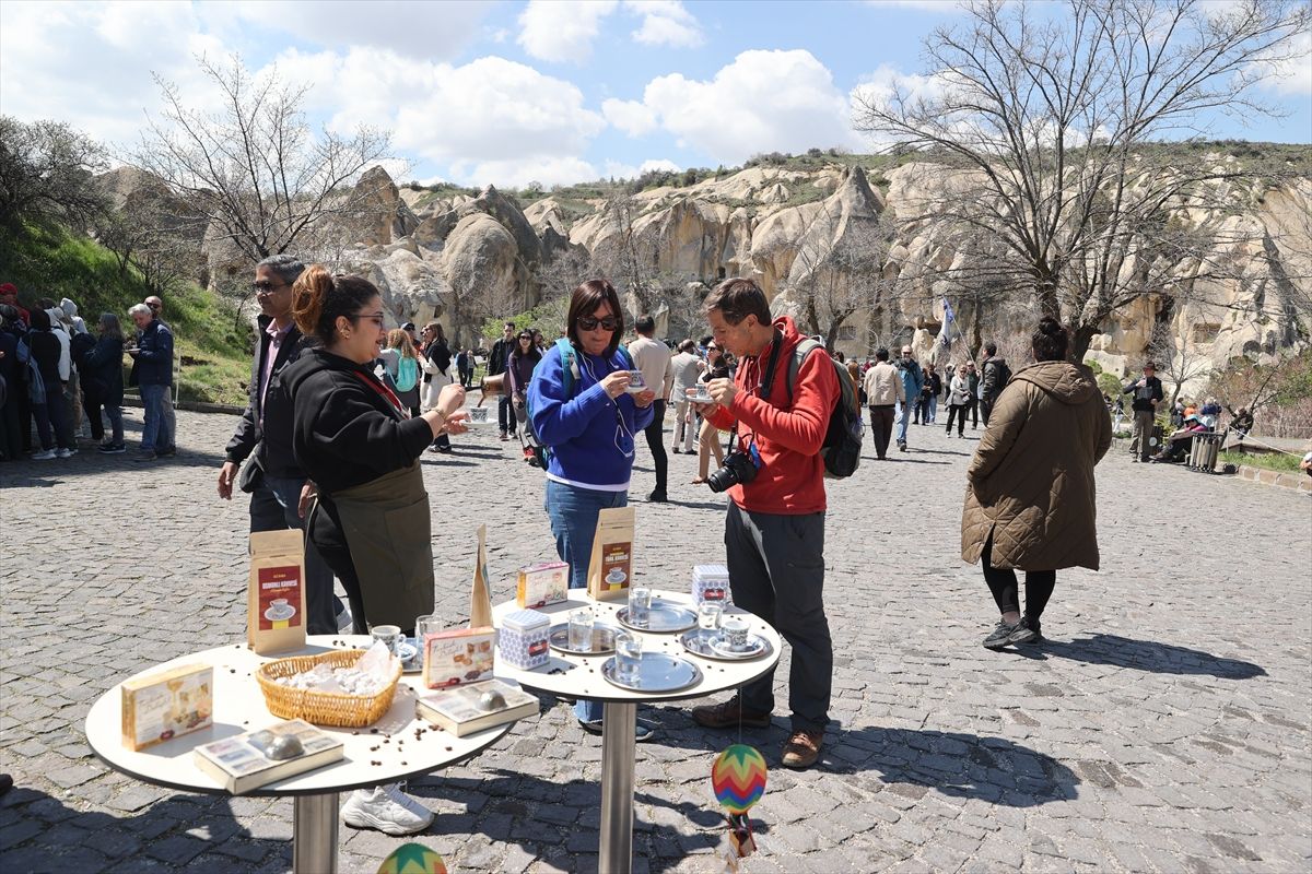 Kapadokya'da turistlere Türk kahvesi ile lokum ikram edildi