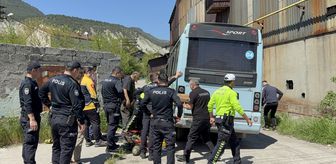Karabük'te minibüsün altında kalan motosikletin sürücüsü yaralandı