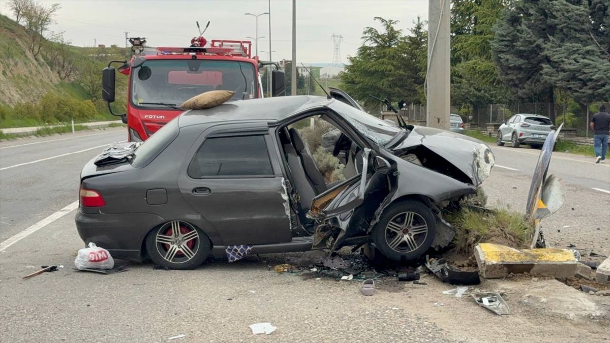 Karabük'te refüje çarpan otomobildeki 1 kişi öldü, 3 kişi yaralandı
