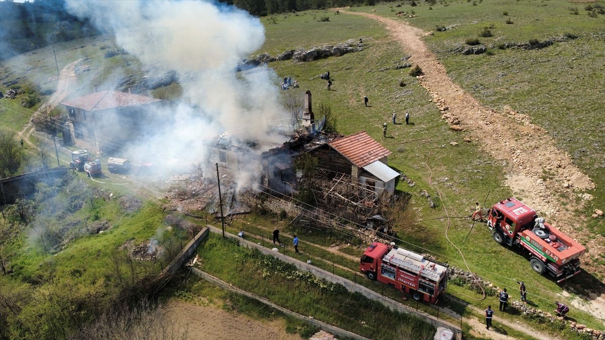 Karabük'te yangın çıkan müstakil ev kullanılamaz hale geldi