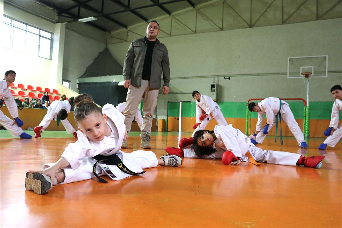 Karate antrenörü polis geleceğin şampiyonlarını yetiştiriyor