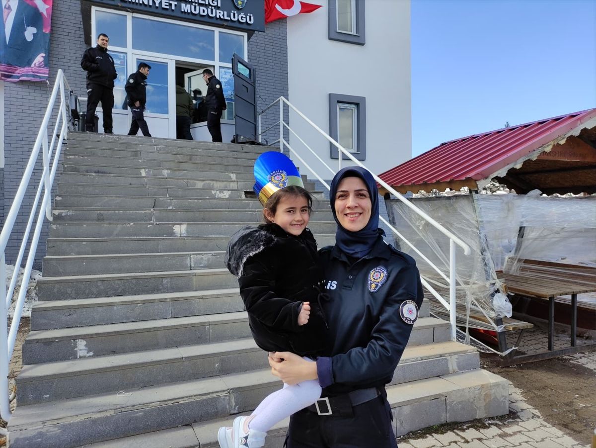 Karlıova'da öğrencilerden polislere ziyaret