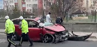 Kars'ta bahçe duvarına çarpan otomobildeki 1 kişi öldü, 1 kişi yaralandı