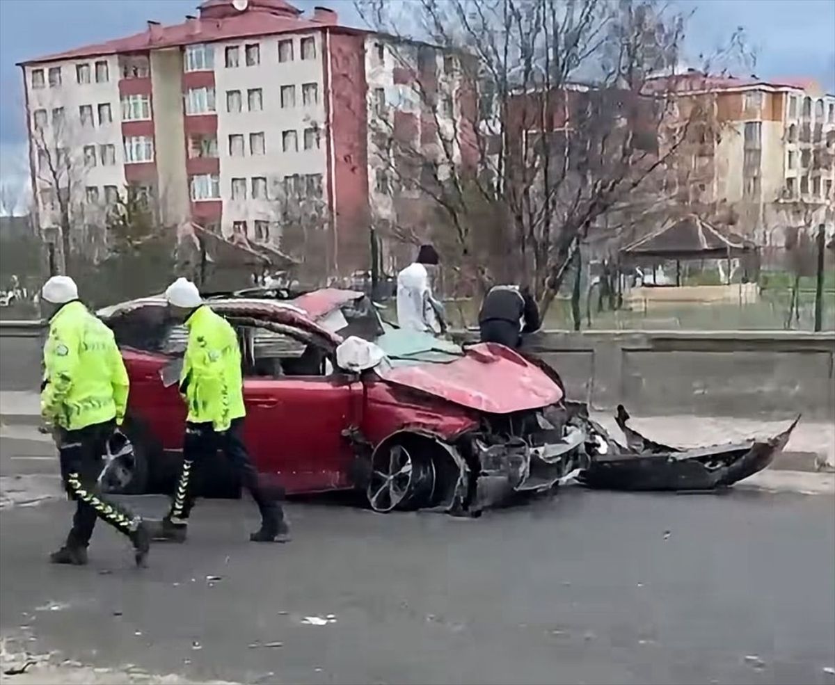 Kars'ta bahçe duvarına çarpan otomobildeki 1 kişi öldü, 1 kişi yaralandı