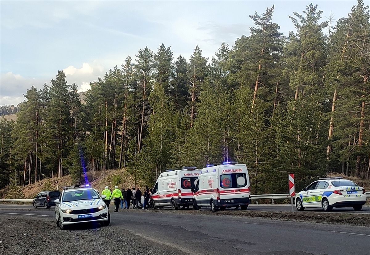 Kars'ta bariyere çarparak ters dönen araçtaki 3 kişi yaralandı