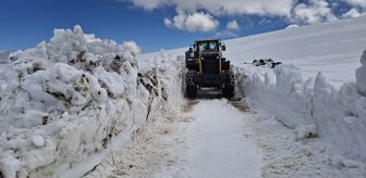 Kars'ta ekipler baharda karla mücadele çalışmalarını sürdürüyor