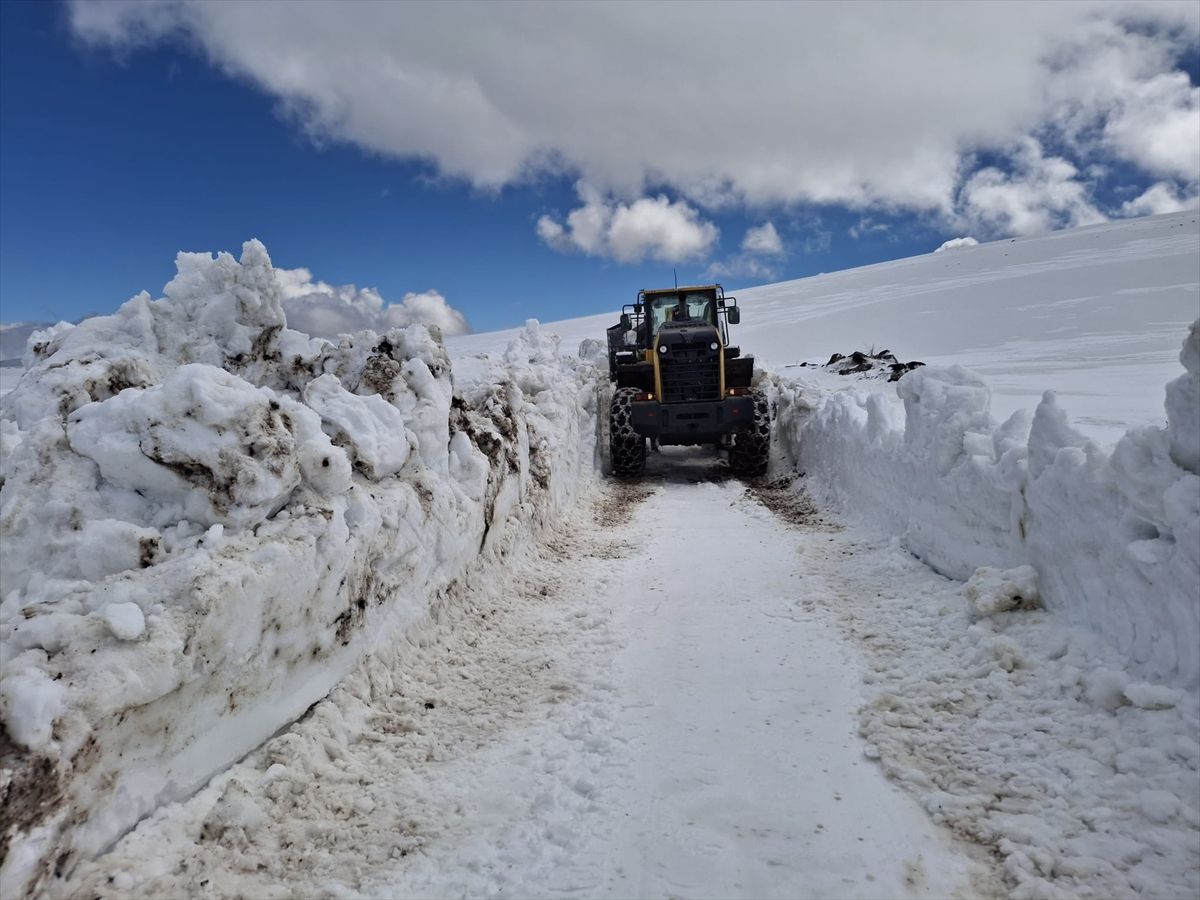 Kars'ta ekipler baharda karla mücadele çalışmalarını sürdürüyor