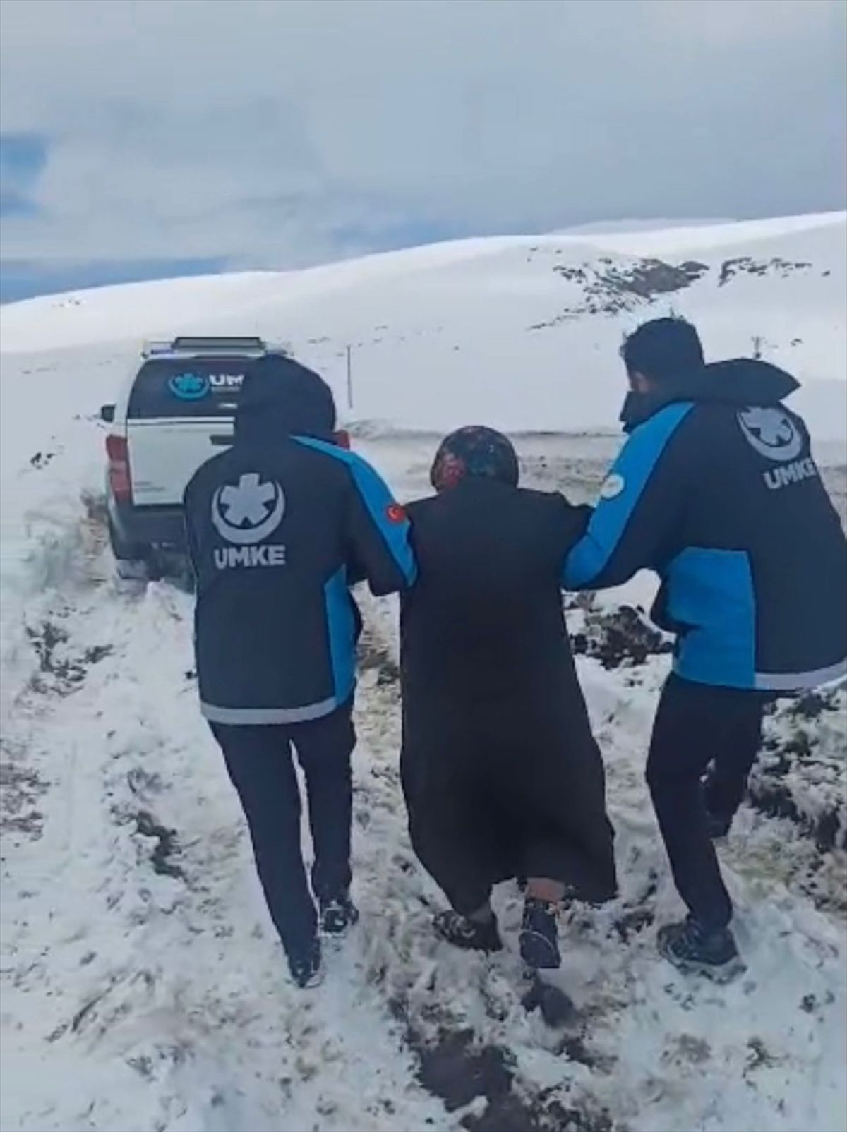 Kars'ta kardan yolu kapanan köydeki hasta sağlık ekiplerince hastaneye ulaştırıldı