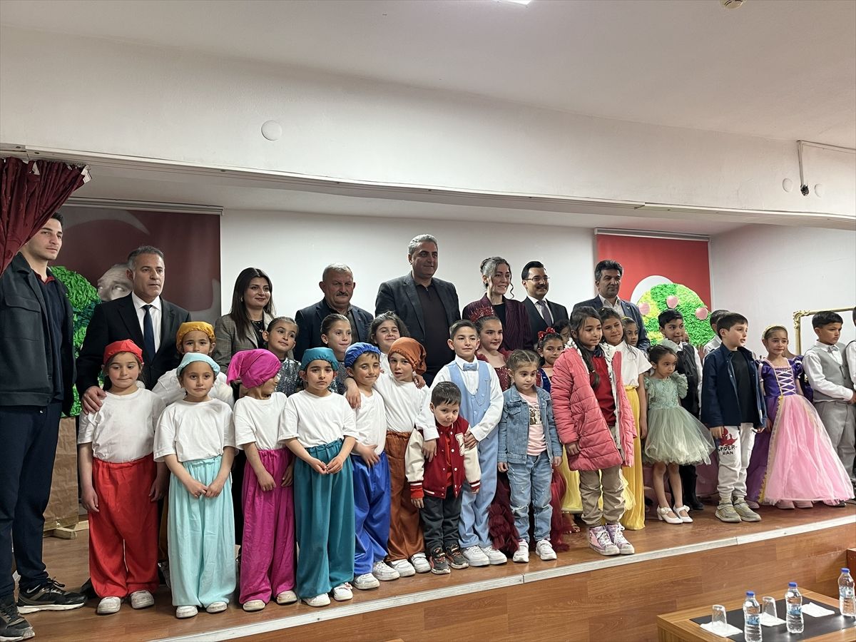 Kars'ta ilkokul öğrencilerinden ilk tiyatro heyecanı