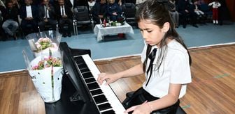 Kars'ta minik piyanistler, Anneler Günü'nde annelerine konser verdi