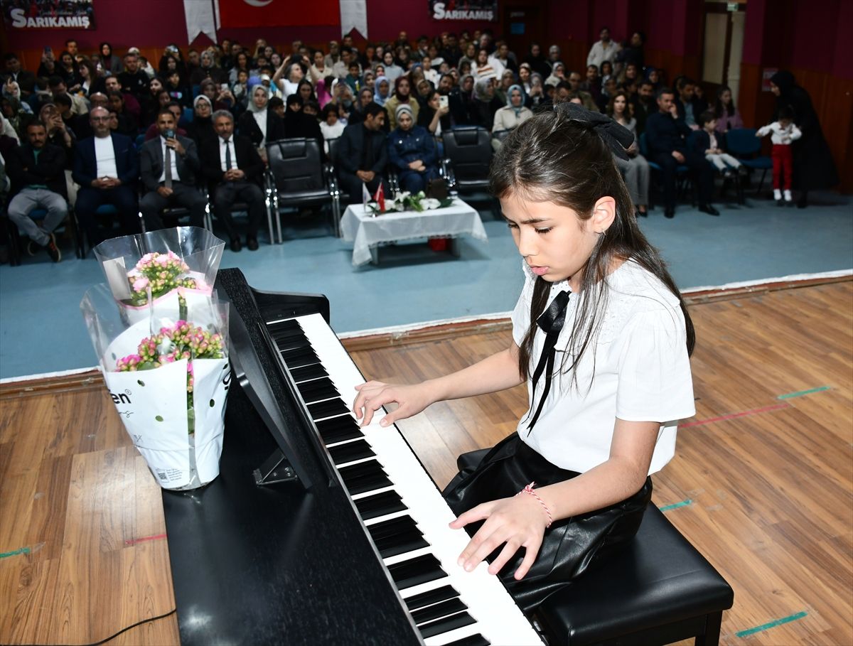 Kars'ta minik piyanistler, Anneler Günü'nde annelerine konser verdi