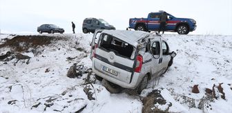 Kars'ta şarampole devrilen araçtaki baba ve oğlu yaralandı