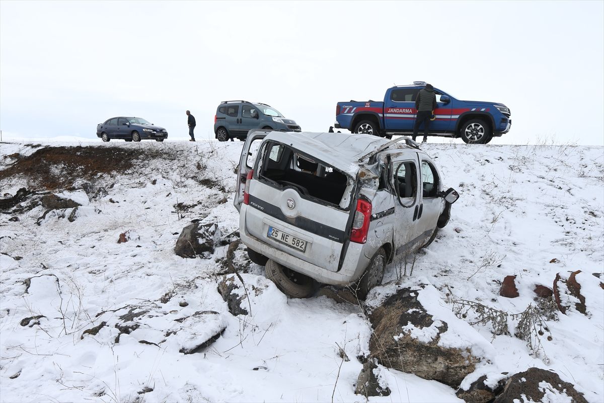 Kars'ta şarampole devrilen araçtaki baba ve oğlu yaralandı