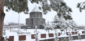 Kars ve Ardahan'da kar yağışı etkili oluyor