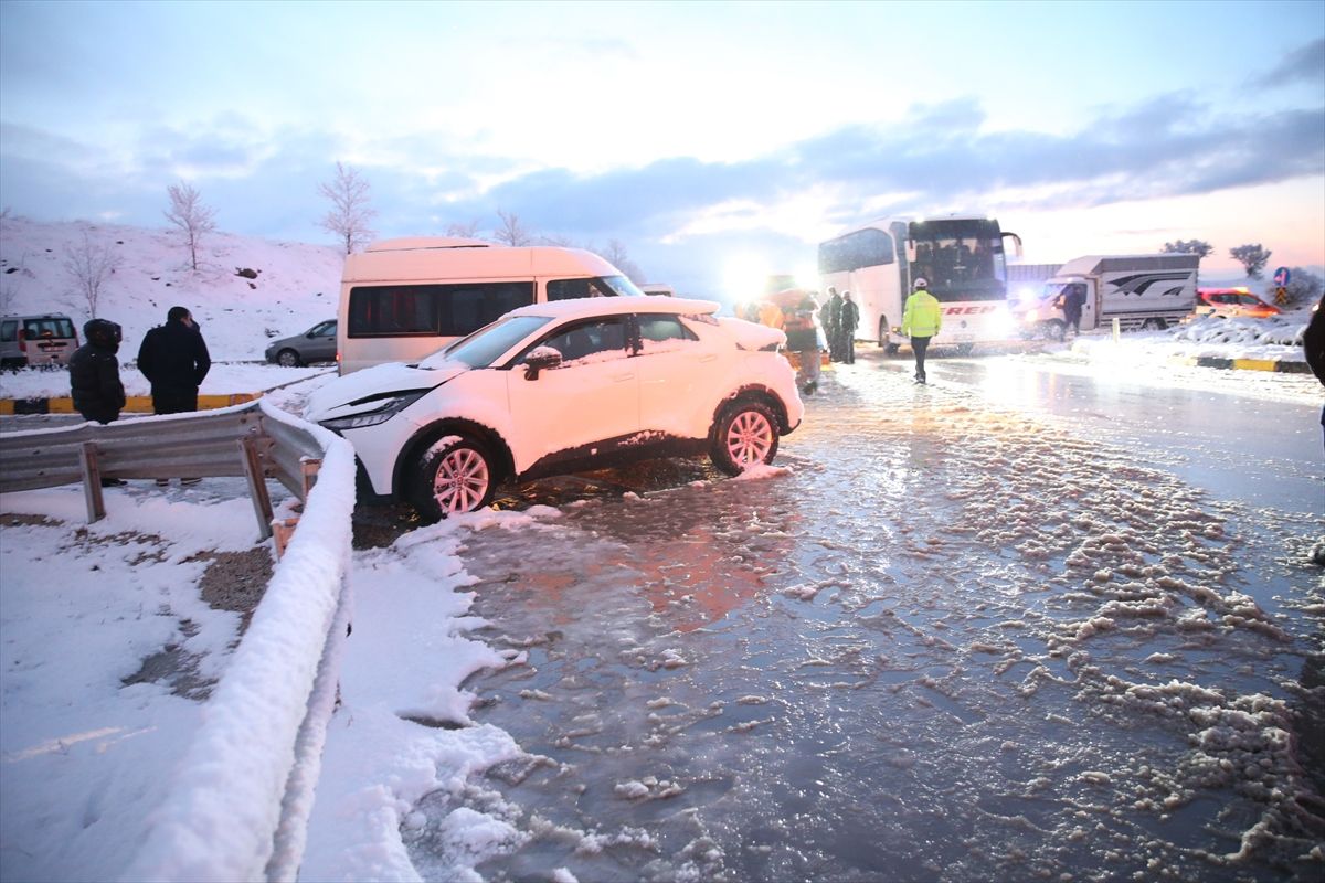 Kastamonu'da 10 aracın karıştığı trafik kazasında 6 kişi yaralandı