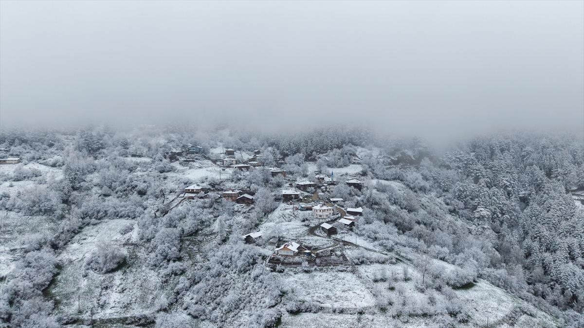 Kastamonu'da baharda yağan kar Ilgaz Dağı'nı beyaza bürüdü