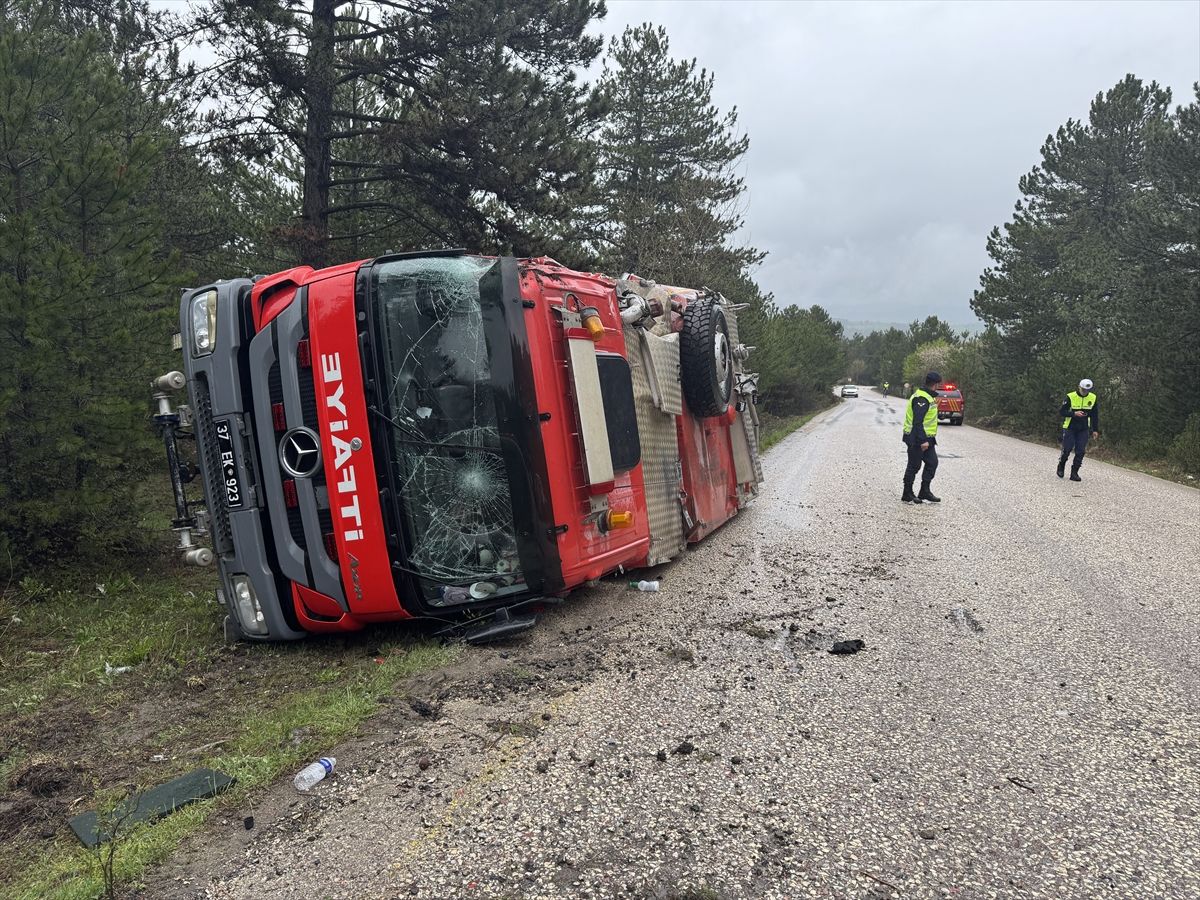 Kastamonu'da itfaiye aracı devrildi: 3 yaralı