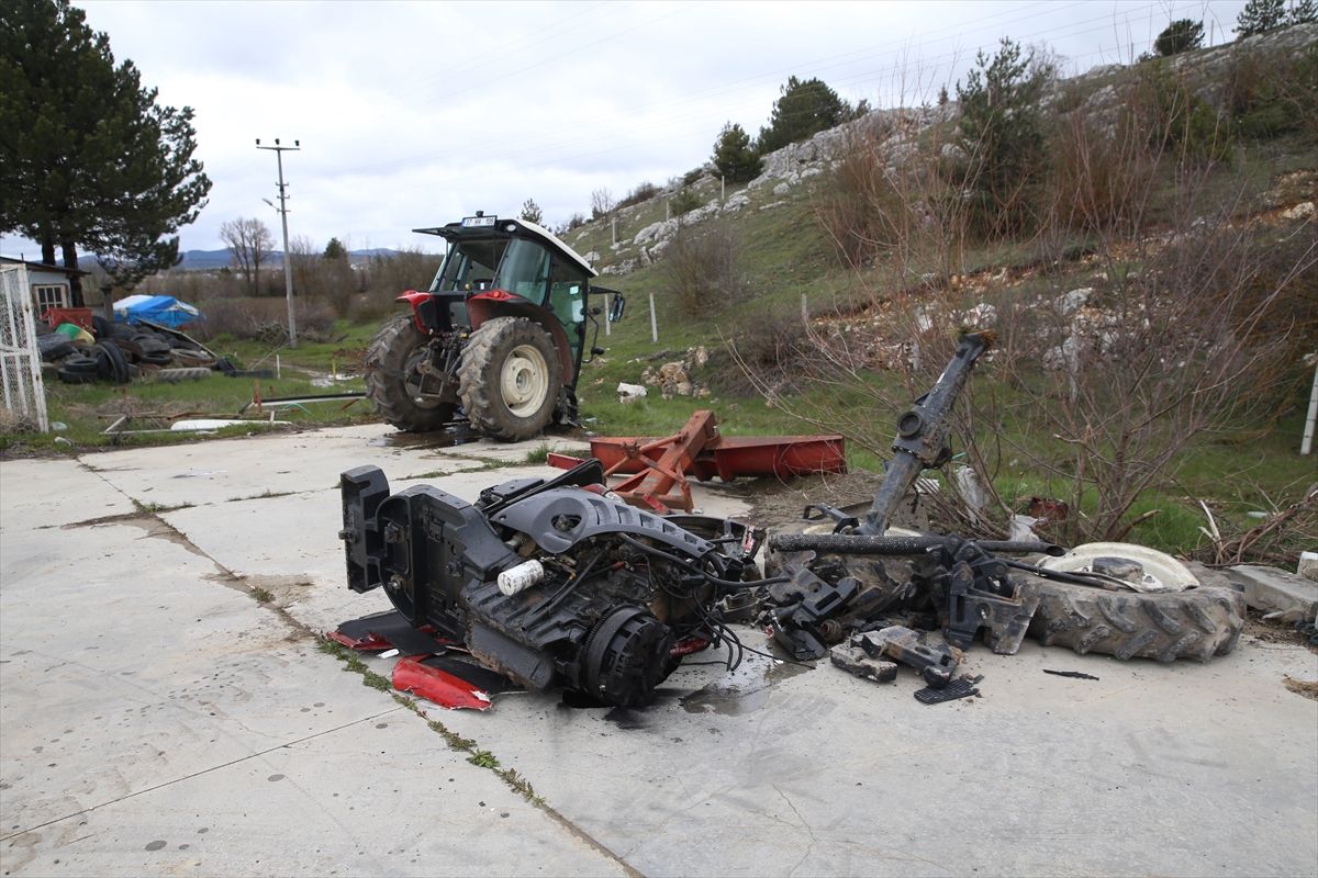 Kastamonu'da hafif ticari araç ile traktörün çarpıştığı kazada 5 kişi yaralandı