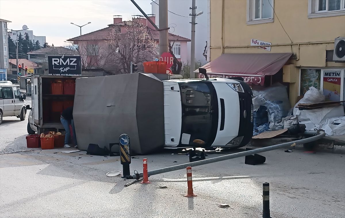 Kastamonu'da minibüs ile kamyonetin çarpıştığı kazada 3 kişi yaralandı