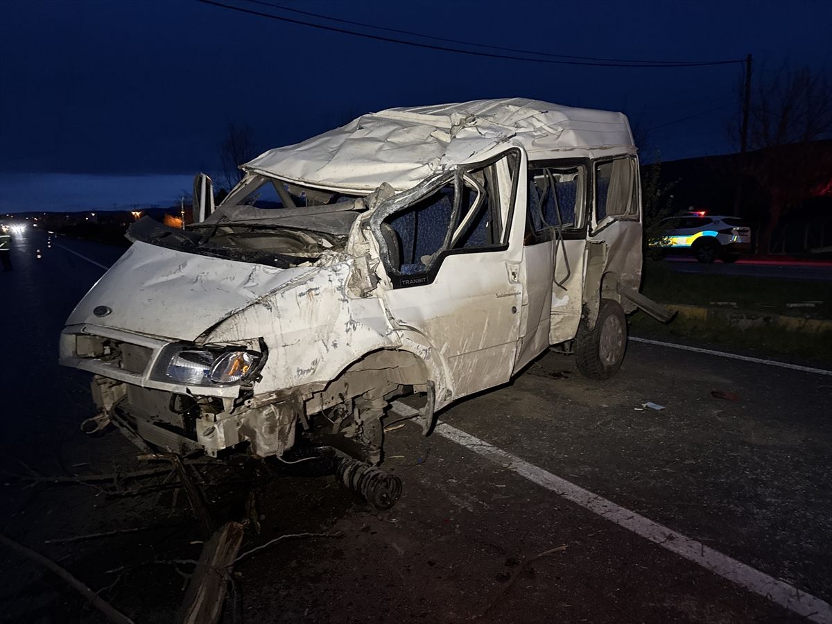 Kastamonu'da minibüs ile otomobilin çarpıştığı kazada 7 kişi yaralandı