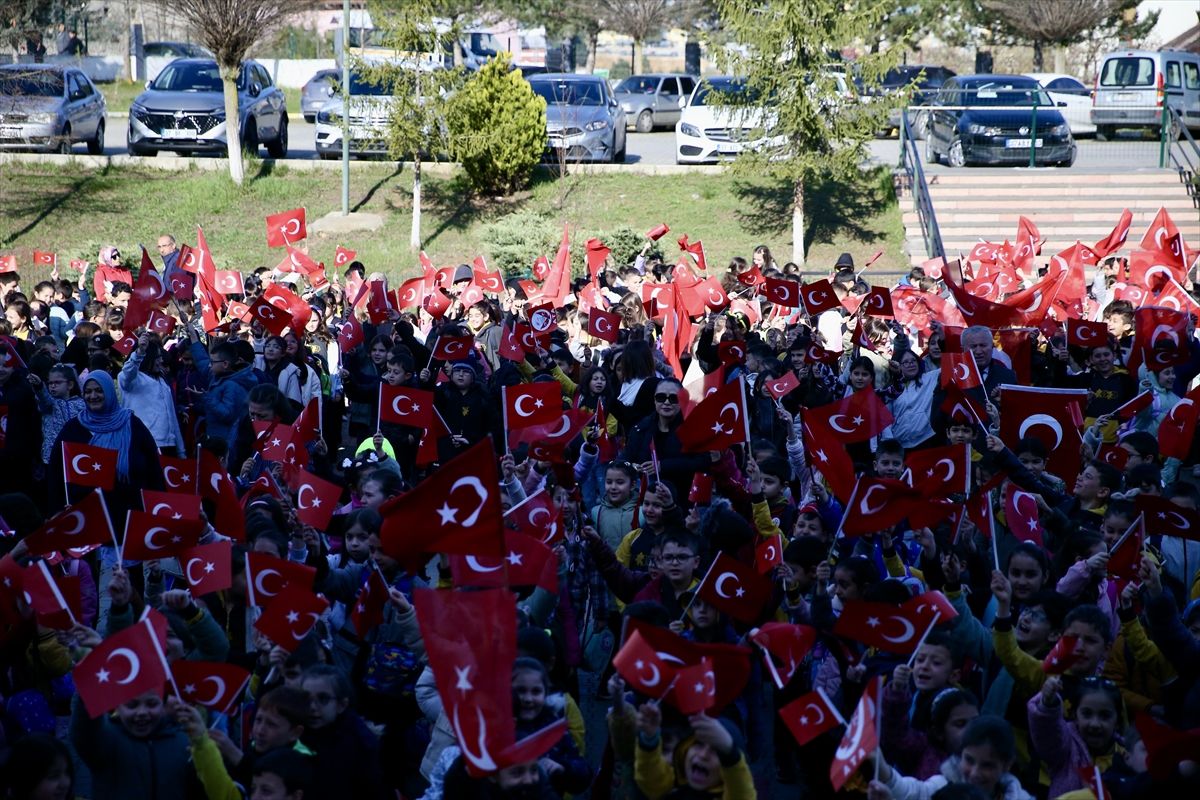 Kastamonu'da öğrenciler okullara Türk bayraklarıyla geldi