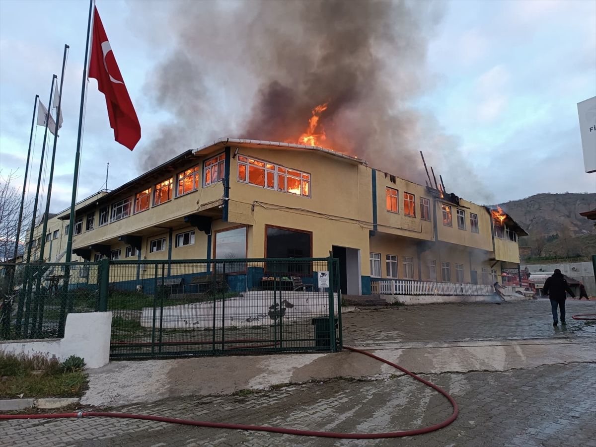 Kastamonu'da tekstil ve filtre malzemeleri üretilen fabrikada çıkan yangın söndürüldü