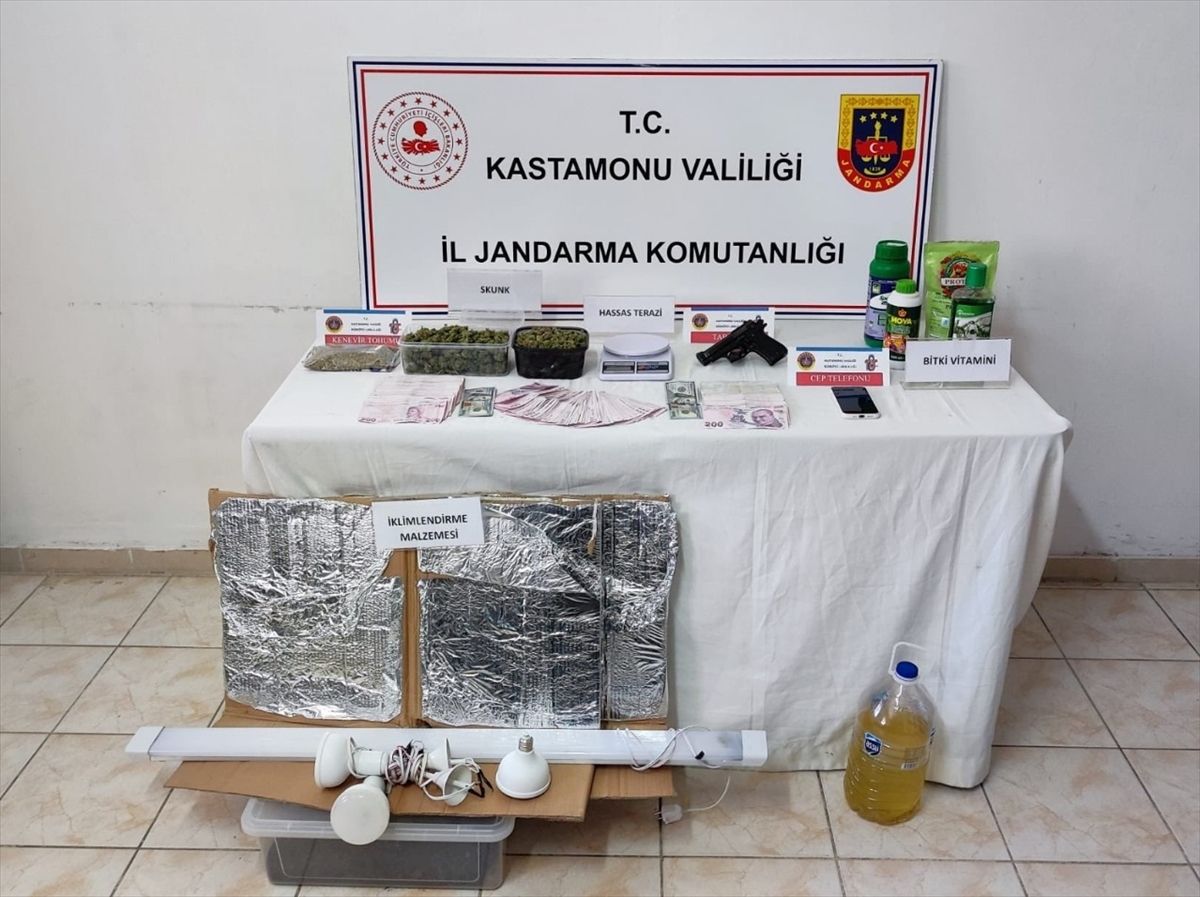 Kastamonu'da uyuşturucu operasyonunda gözaltına alınan 10 şüpheliden 2'si tutuklandı