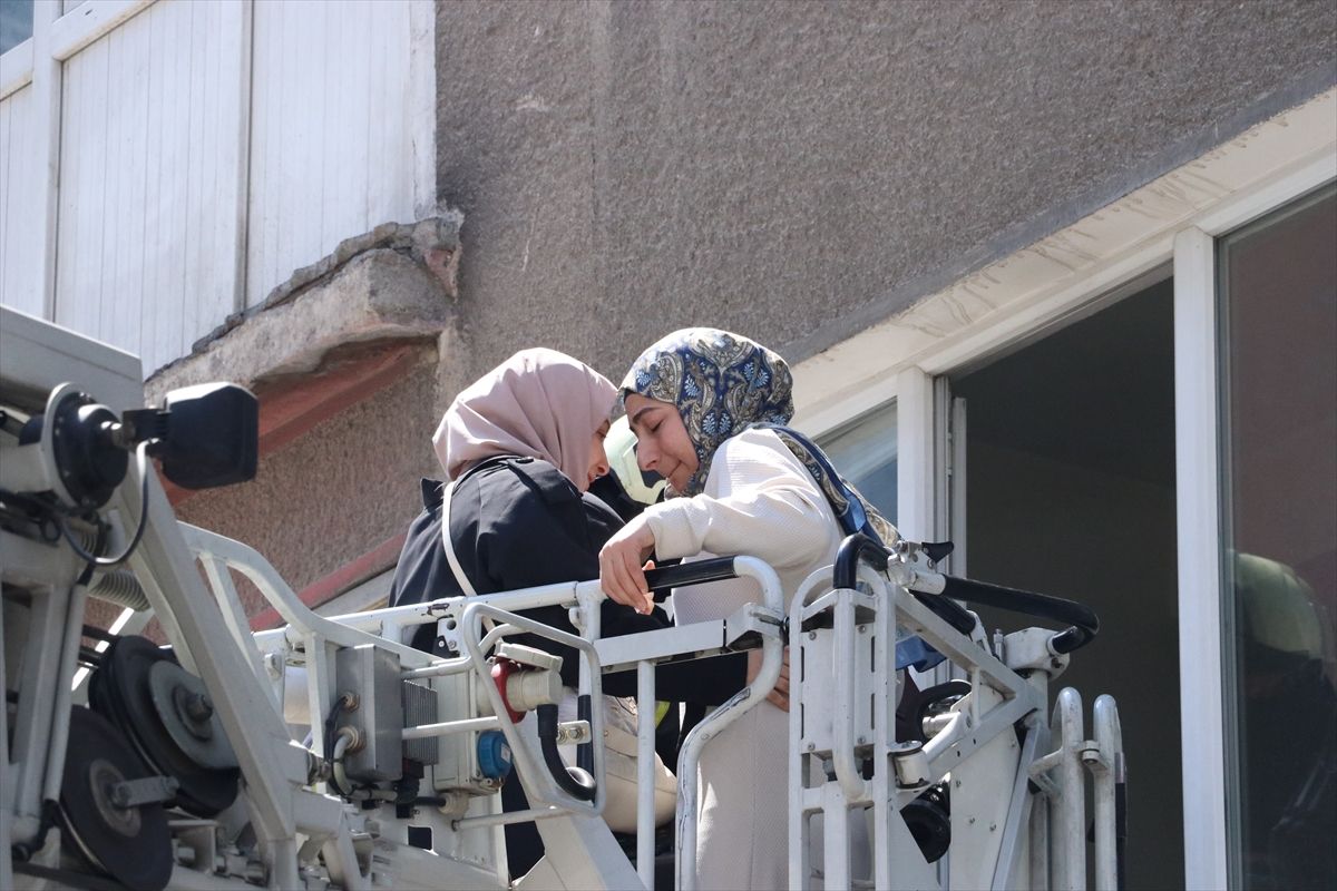 Kayseri'de apartmanda çıkan yangında dumandan etkilenen 5 kişi hastaneye kaldırıldı