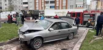 Kayseri'de çarpışan iki otomobildeki 3 kişi yaralandı