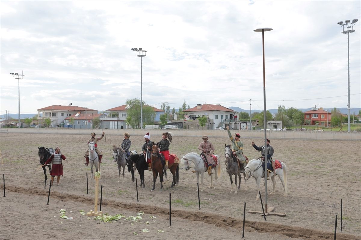 Kayseri'de "Erciyes'in Gölgesinde Geleneksel Atlı Spor Gösterisi" yapıldı