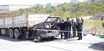 Kayseri'de kamyon ile çarpışan otomobildeki anne öldü, oğlu ağır yaralandı