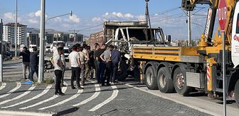 Kayseri'de kamyon ile işçi servisinin çarpıştığı kazada 8 kişi yaralandı