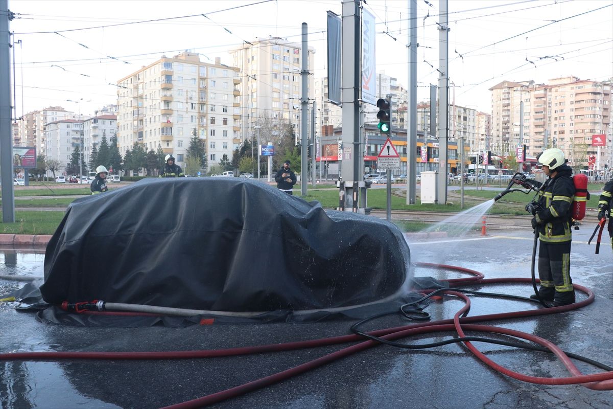 Kayseri'de yanan elektrikli otomobile battaniye yöntemiyle müdahale edildi