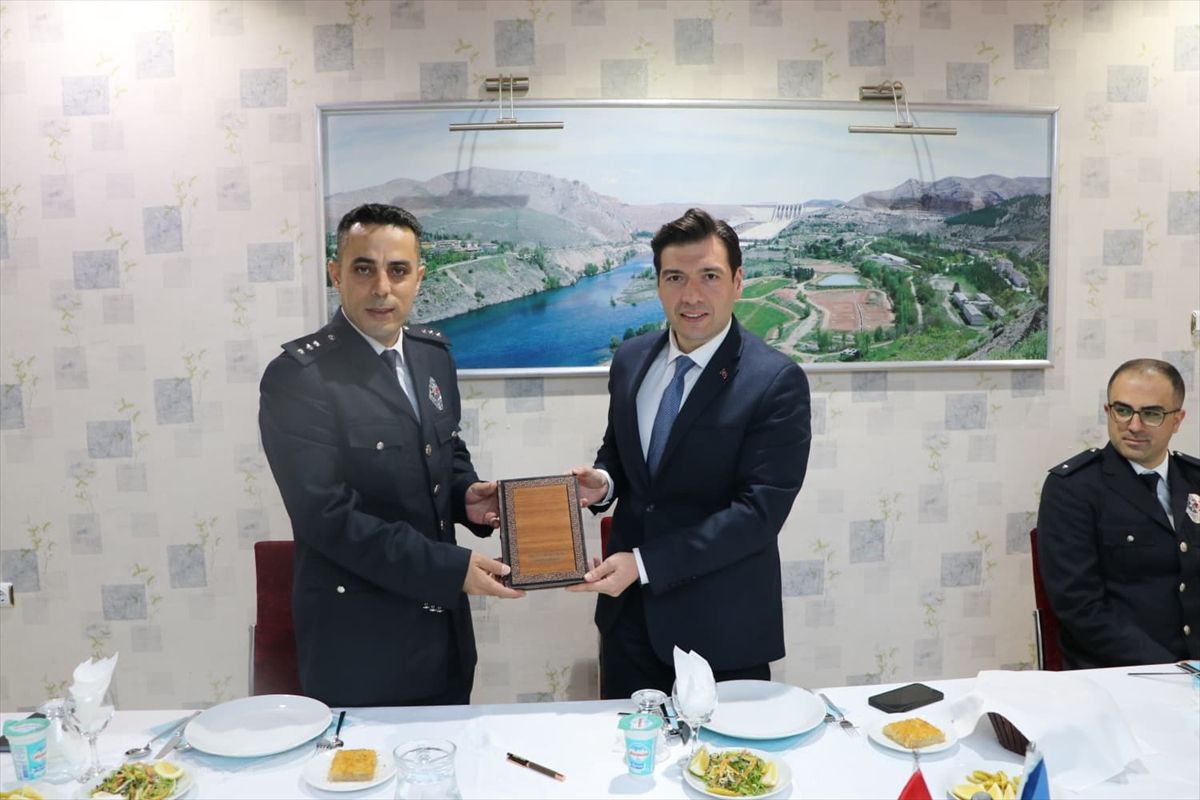 Keban Kaymakamı Atalık polislerle bir araya geldi