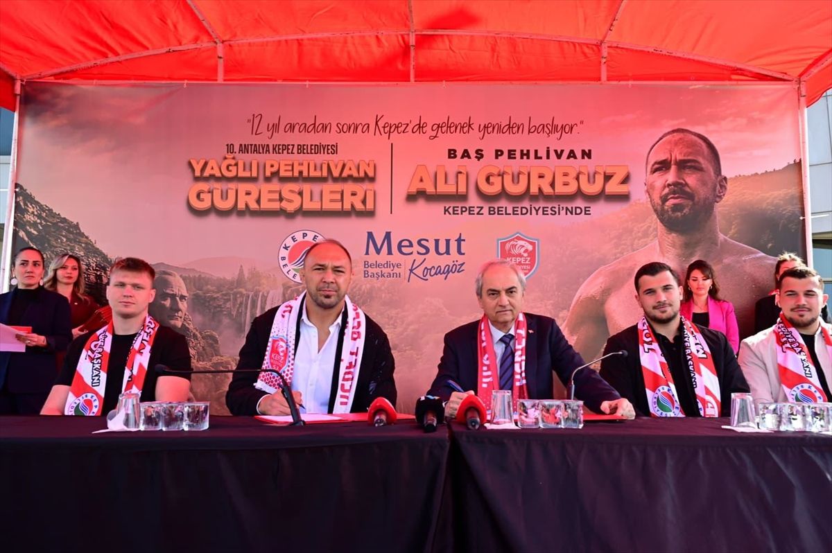 Kepez Belediyespor'a transfer olan başpehlivan Ali Gürbüz için imza töreni düzenlendi