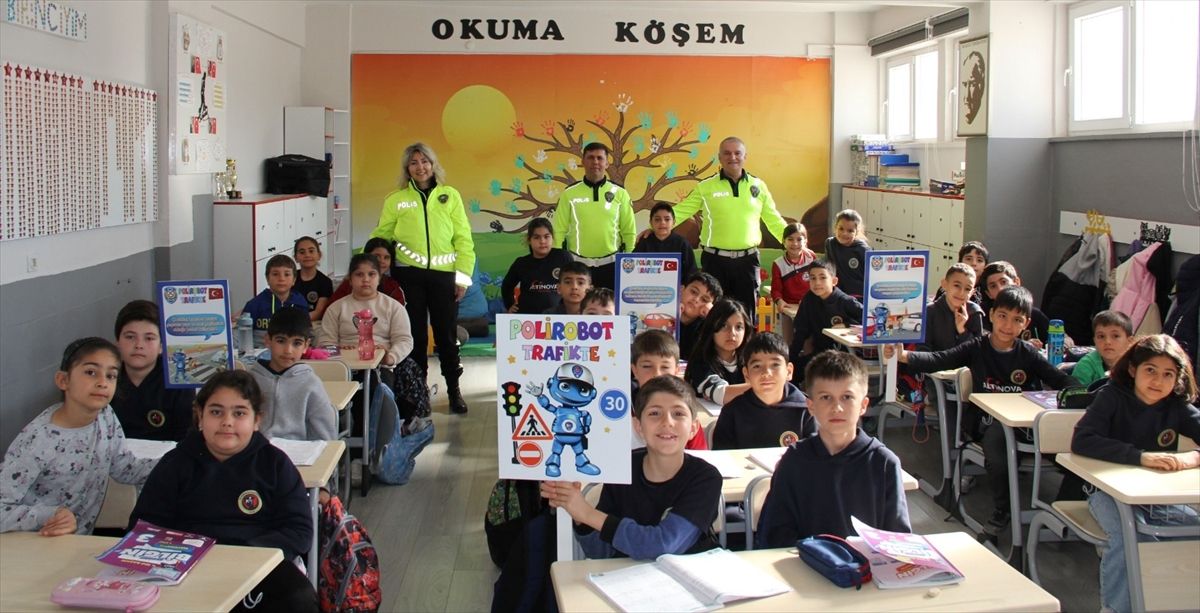 Kepez'deki okullarda 'Polirobot Trafikte Projesi' kapsamında bilgilendirme yapıldı
