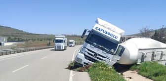 Kilis'te kontrolden çıkan beton mikseri yola devrildi