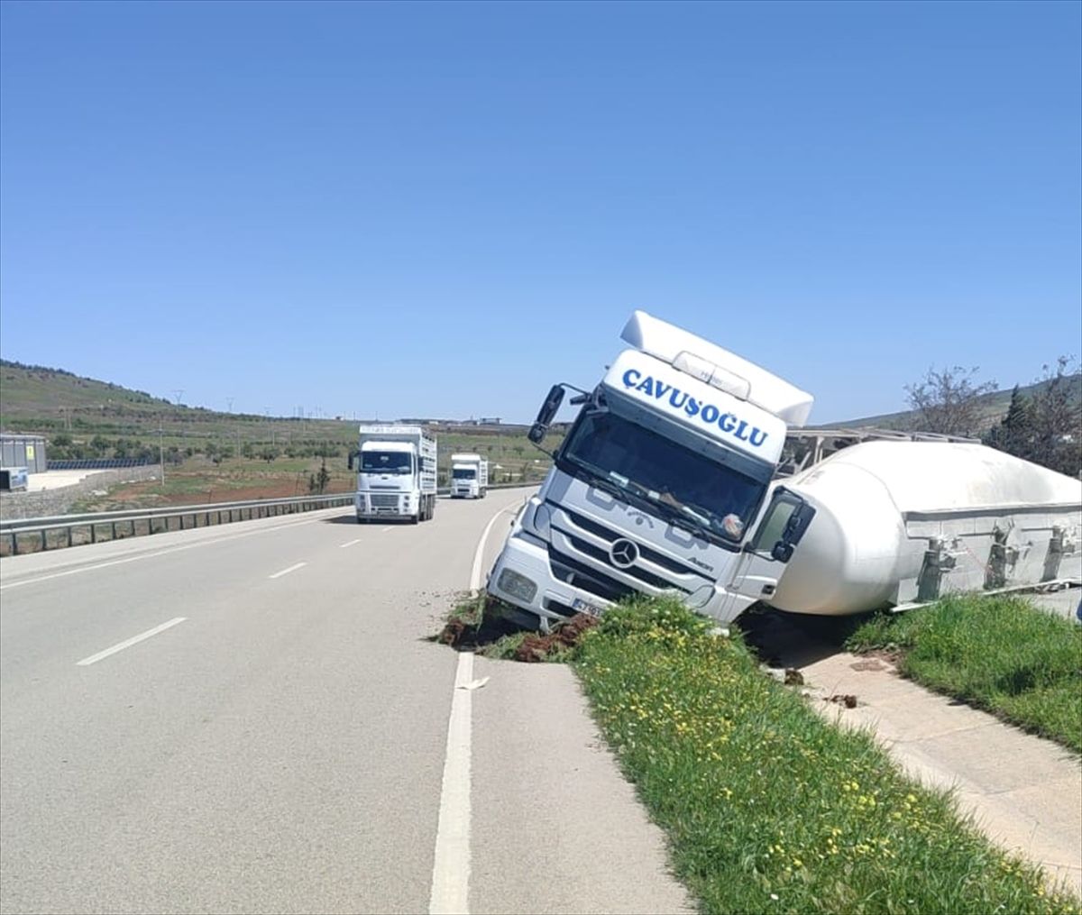 Kilis'te kontrolden çıkan beton mikseri yola devrildi