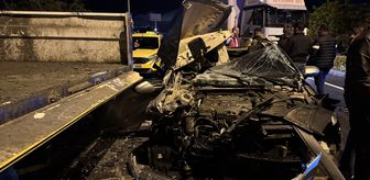 Kilis'te park halindeki tıra çarpan otomobildeki 2 kişi yaralandı
