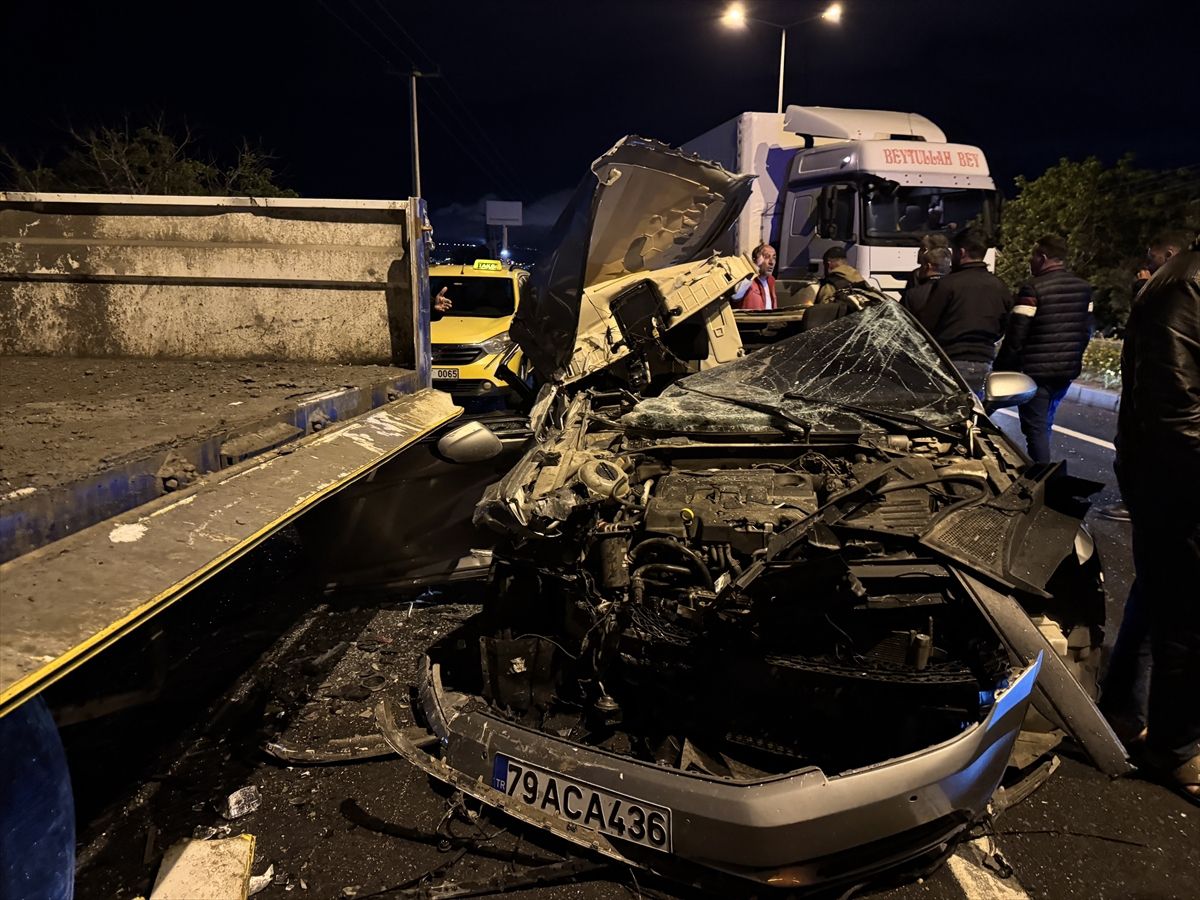 Kilis'te park halindeki tıra çarpan otomobildeki 2 kişi yaralandı