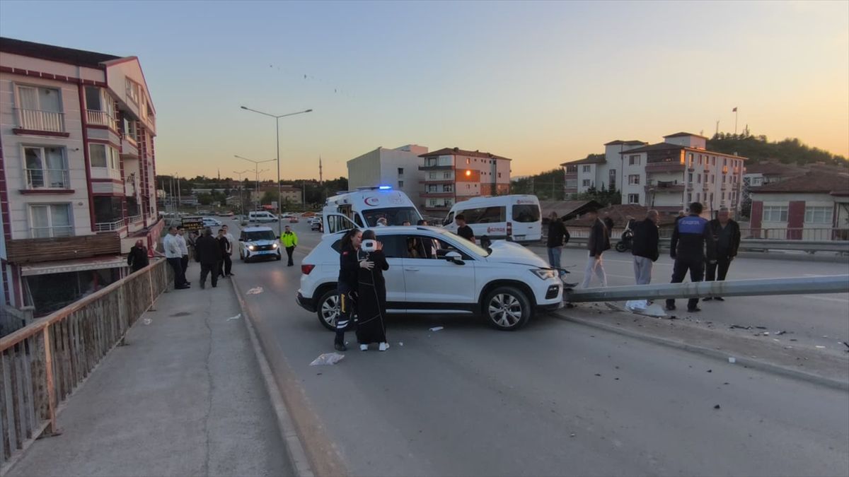 Kırıkkale'de aydınlatma direğine çarpan cipteki 4 kişi yaralandı