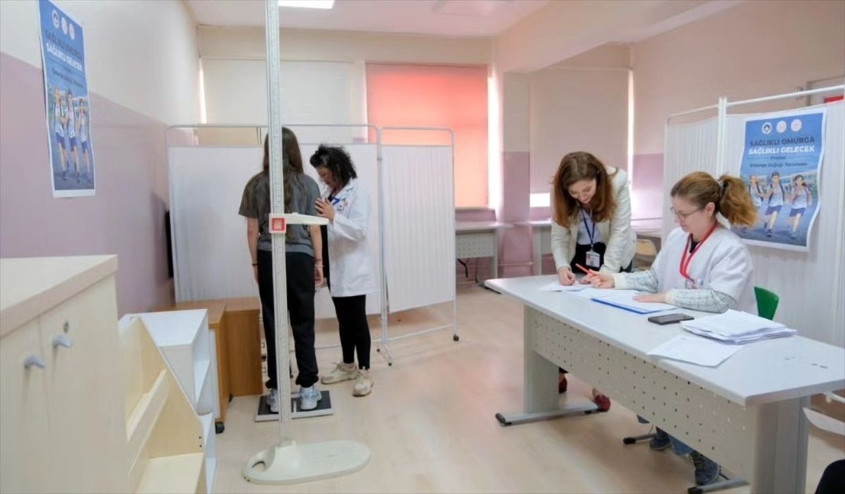 Kırklareli'nde ortaokul öğrencilerine skolyoz taraması yapılıyor