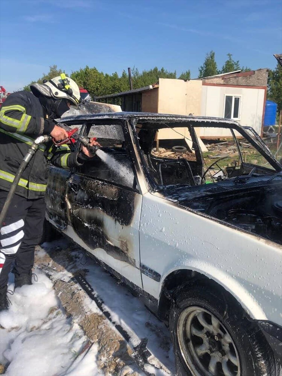 Kırklareli'nde park halindeki yanan otomobil kullanılamaz hale geldi