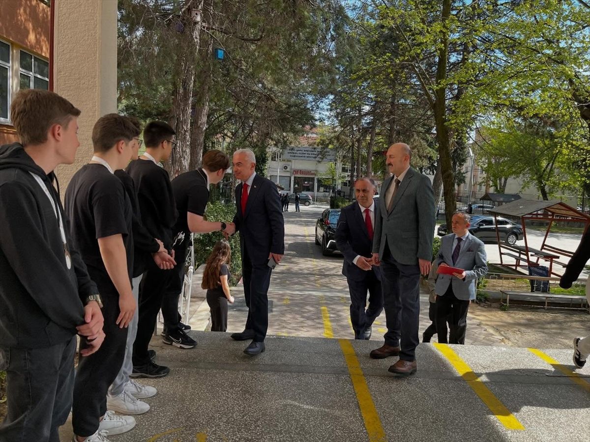 Kırklareli Valisi Turan, Mimar Sinan Mesleki ve Teknik Anadolu Lisesini ziyaret etti