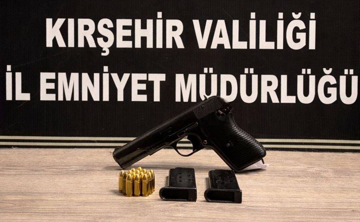 Kırşehir'de 2 ruhsatsız tabanca, av tüfeği, şarjör ve çok sayıda fişek ele geçirildi