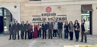 Kırşehir'de gönüllü üniversite öğrencileri, kenti yerli ve yabancı ziyaretçilere tanıtıyor
