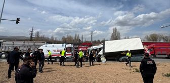 Kırşehir'de kamyonet ile otomobilin çarpıştığı kazada 5 kişi yaralandı
