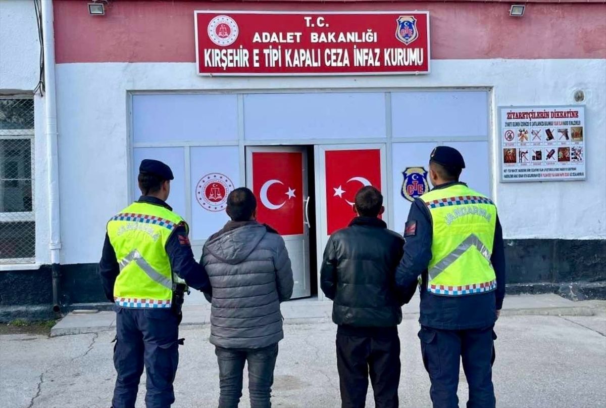 Kırşehir'de silah ve uyuşturucu operasyonunda yakalanan 2 zanlı tutuklandı